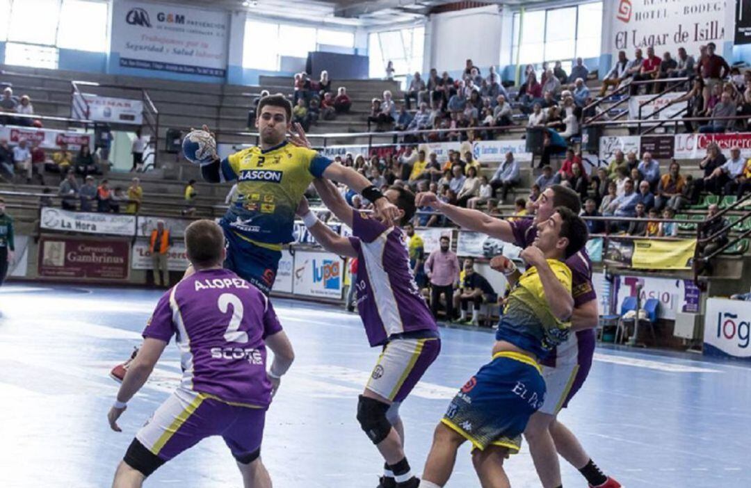 El lateral argentino con la camiseta amarilla en su pasada reciente etapa.