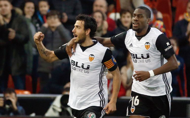 GRAF324. VALENCIA (ESPAÑA), Los centrocampistas del Valencia, el español Parejo (i) y el francés Kondogbia (d), celebran el gol del primero ante el Girona, durante el partido de la 18ª jornada de Liga que los dos equipos disputan esta tarde en el estadio 