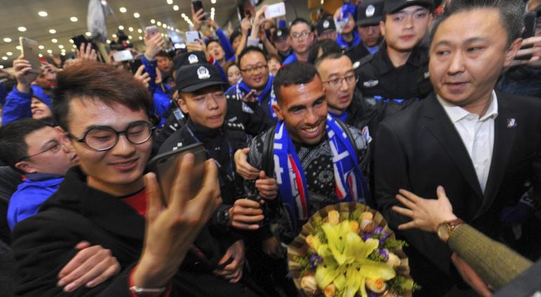 El argentino Carlos Tévez, a su llegada al aeropuerto de Pudong, en Shanghái.