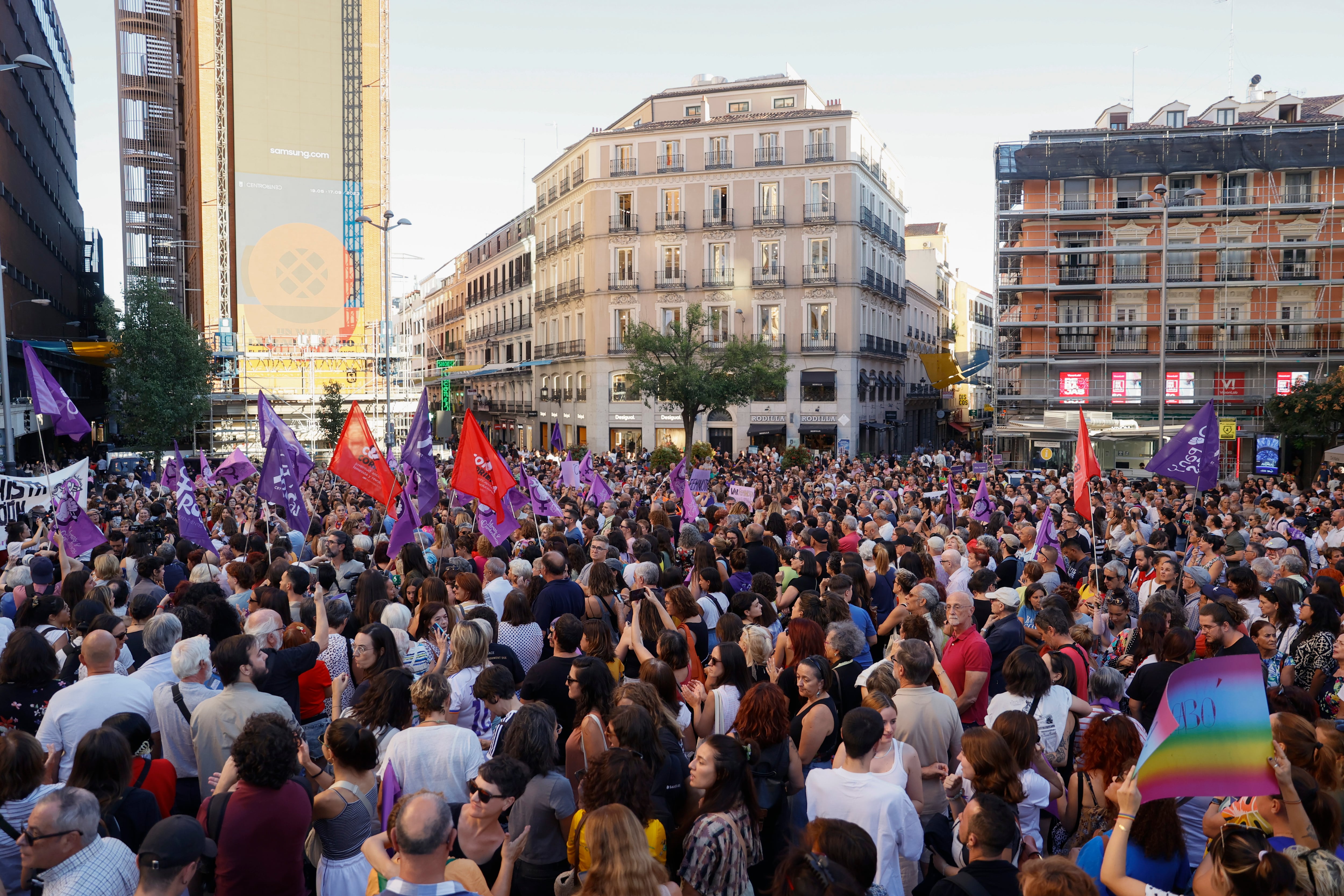 MADRID, 28/08/2023.- Cientos de personas participan en una manifestación en apoyo a las jugadoras de la Selección española de fútbol y en concreto de Jenni Hermoso en Madrid, este lunes. Contigo Jenni (Hermoso). Con las campeonas del mundo. Por un deporte libre de violencias machistas. #SeAcabó, reza la convocatoria lanzada en redes sociales por la asociación Feminismos Madrid para llamar a concentrarse a las ocho de la tarde en la plaza de Callao. EFE/ Mariscal
