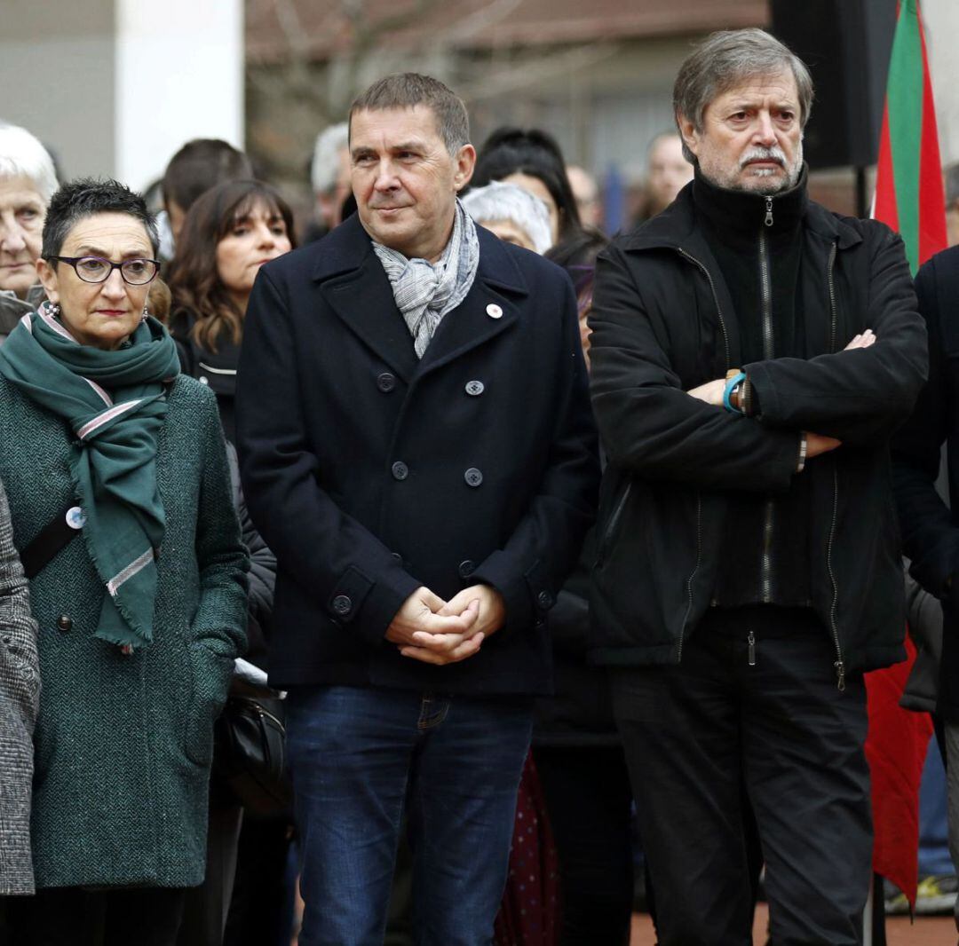 La abogada Ione Goirizelaia (2i), junto a miembros de la izquierda abertzale, Elena Beloki (3d), Arnaldo Otegi (2d) y Rafa Díez (d), en el homenaje organizado hoy por la Fundación Egiari Zor con motivo de los aniversarios de los asesinatos de Josu Muguruz