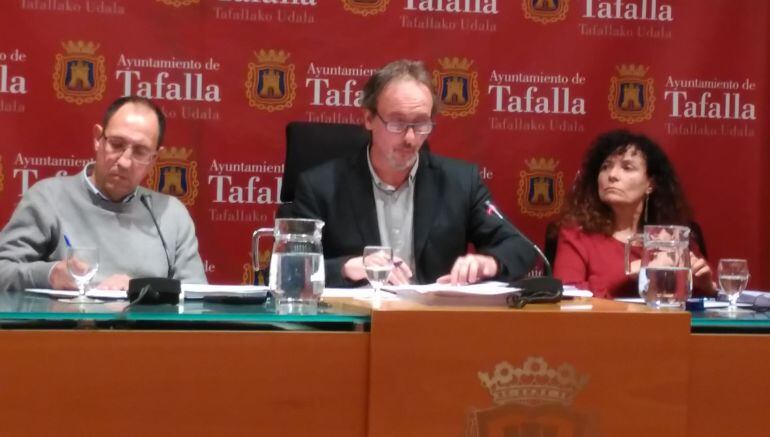 El alcalde, arturo Goldaracena intervine en el pleno acompañado de la secretaria y del interventor municipal