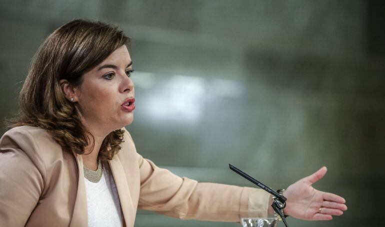 La vicepresidenta del Gobierno, Soraya Saénz de Santamaría, durante la rueda de prensa posterior a la reunión del Consejo de Ministros hoy en La Moncloa.