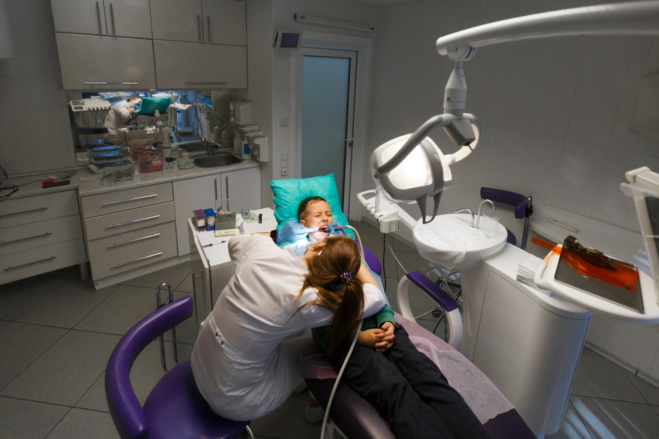 Un niño en la consulta de una dentista