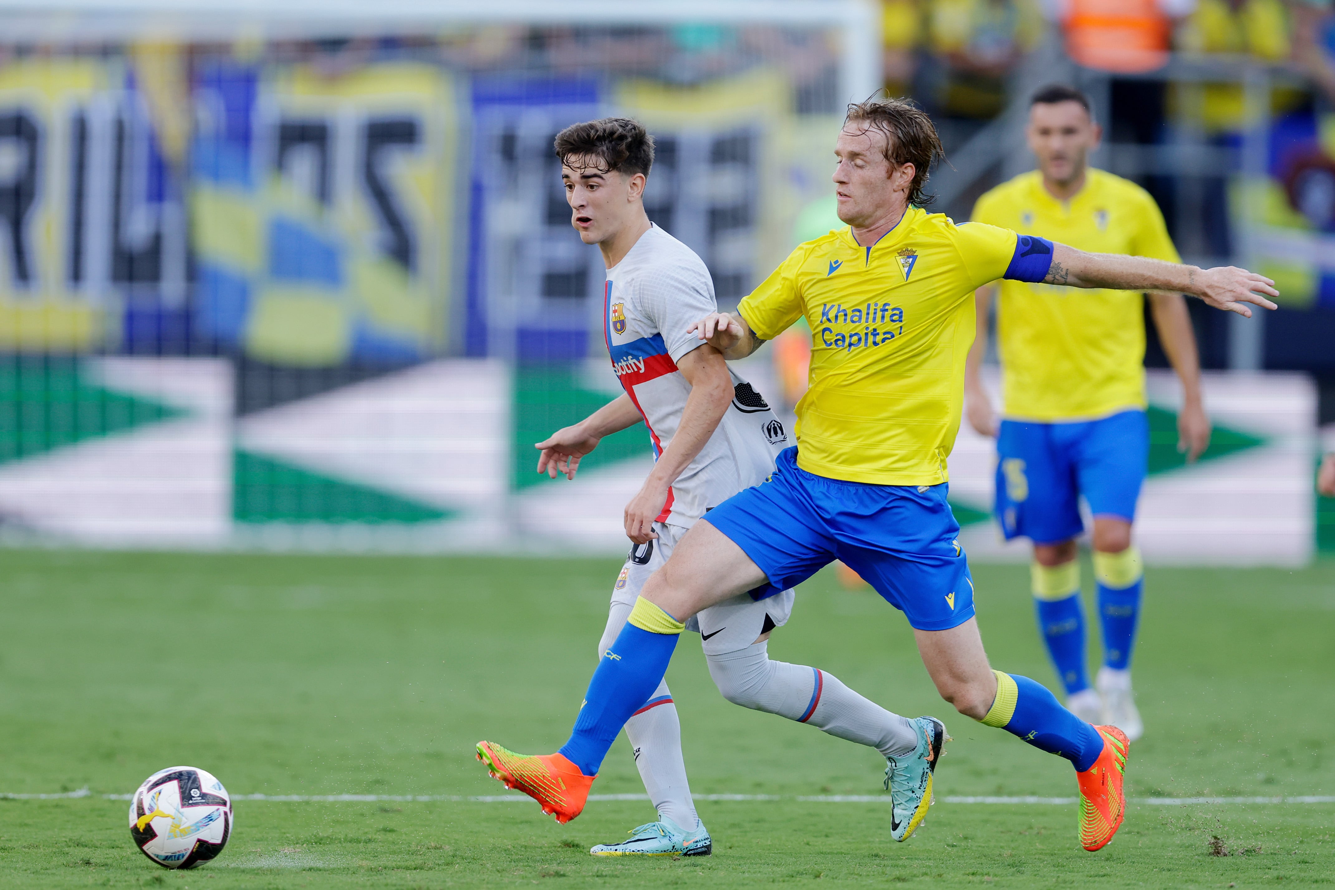 Álex Fernández, del Cádiz FC, lucha un balón con Gavi, del FC Barcelona.