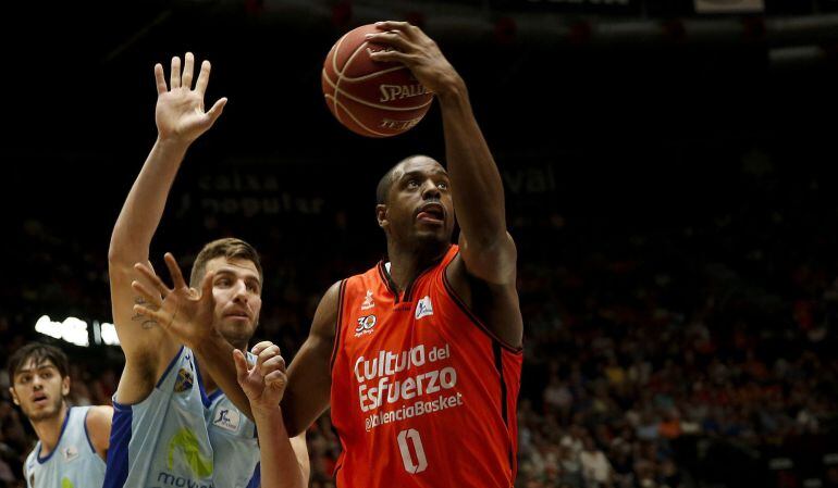 GRA389. VALENCIA, 25092016. El ala-pívot del Valencia Basket Will Thomas trata de vencer la oposición del ala-pívot del estudiantes Dylan Page durante el partido amistoso que disputan esta tarde en el pabellón Fuente San Luis con motivo de la presentación