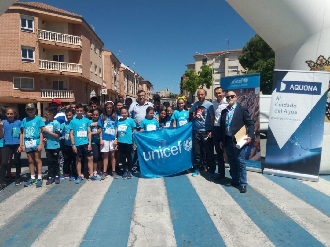 Alumnos y profesores del CEIP Santa Clara apoyados por los representates de Aquona y del Ayuntamiento de Cuéllar antes de empezar las carreras