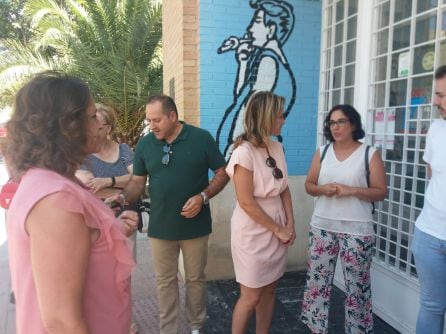 Inicio de la visita, la concejala de Salud, Paqui Marcos, segunda por la derecha, conversa con la delegada, Trinidad Rus, en presencia de la viceconsejera, Lina García, primera por la izquierda y el alcalde en funciones, a la derecha, Antonio Jesús Díaz