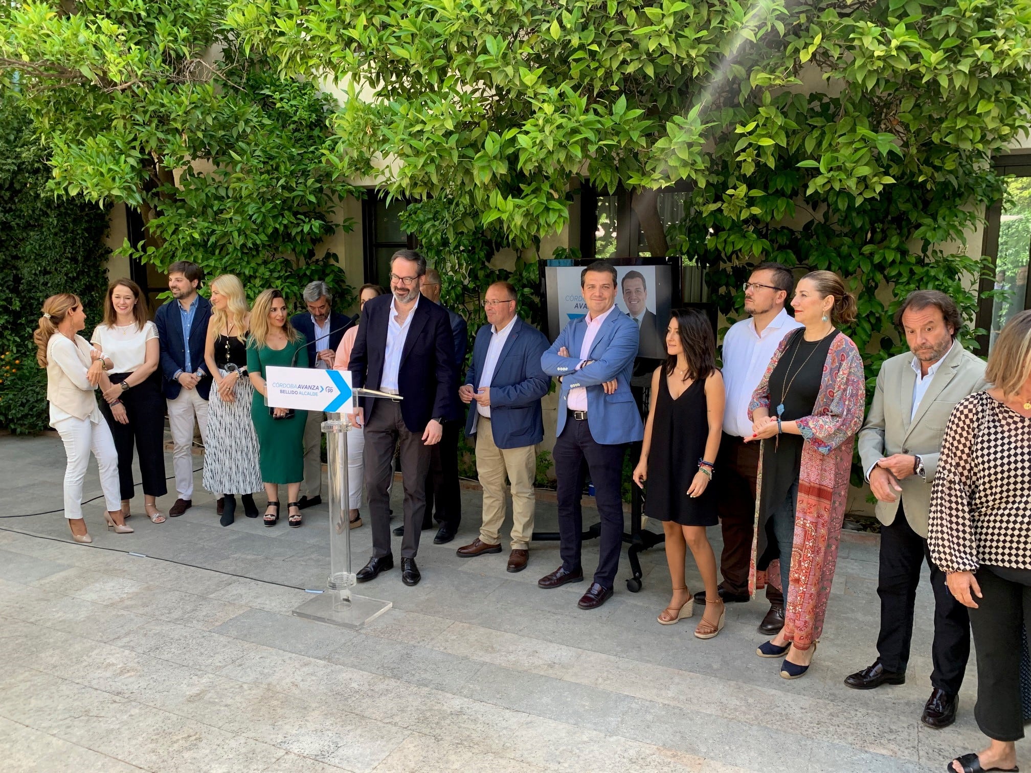 Jose María Bellido junto a miembros de la candidatura del PP para las elecciones del 28M