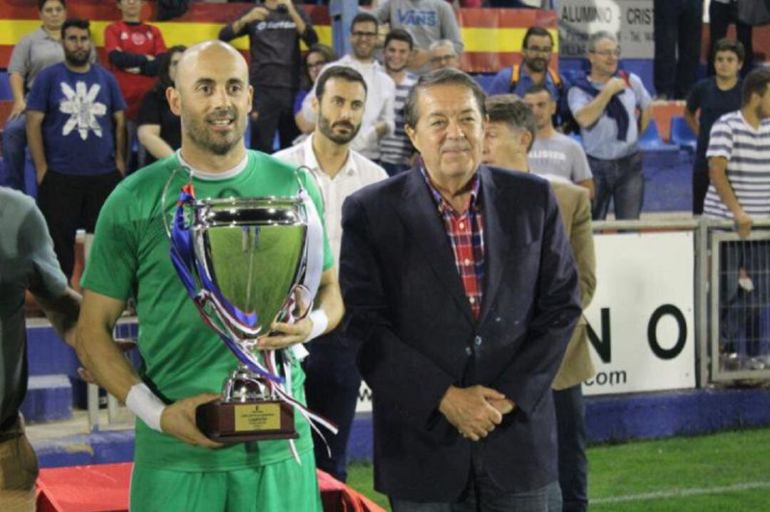 Javi López posa con un trofeo.