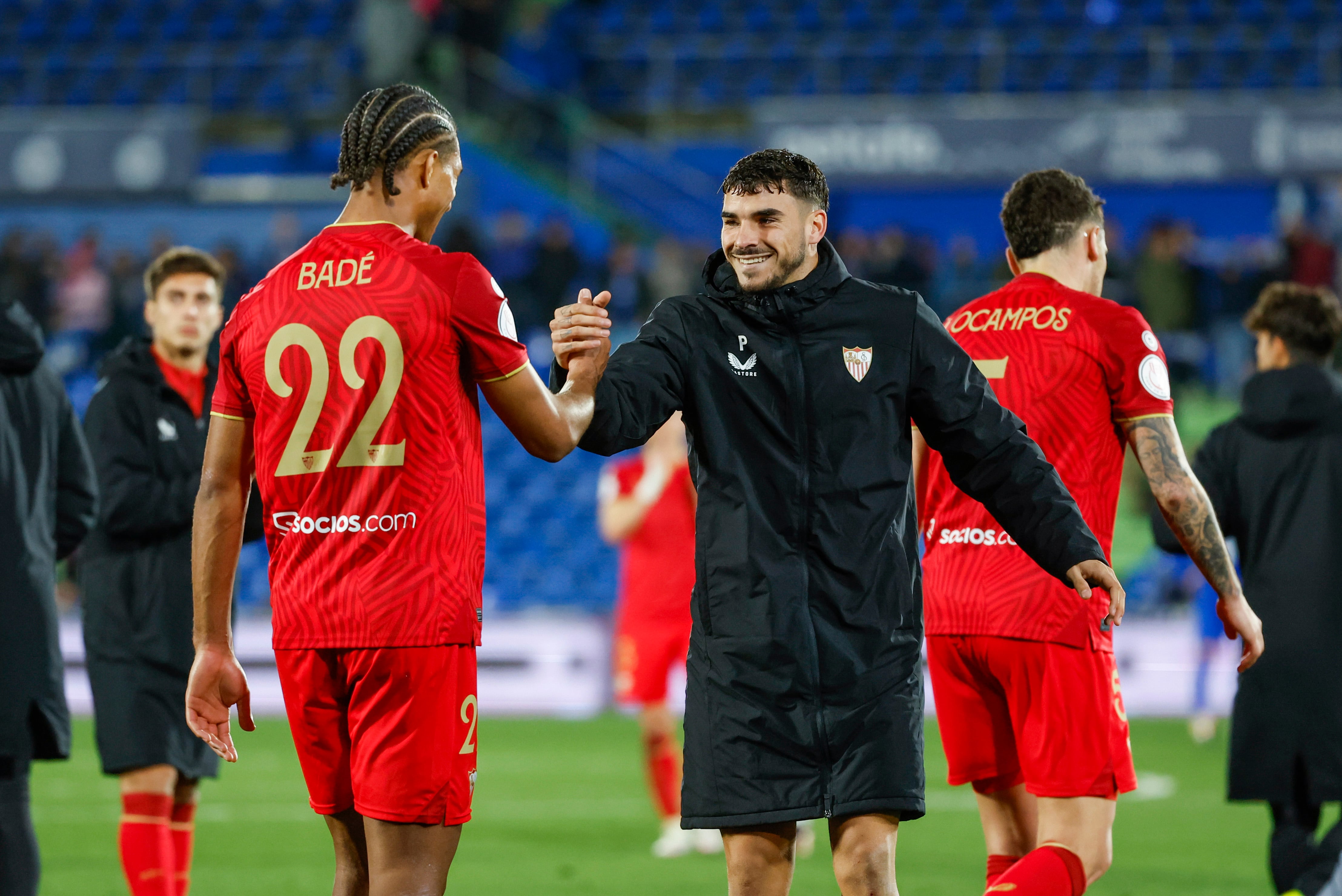 GETAFE (MADRID), 16/01/2024.- Los jugadores del Sevilla, Isaac Romero (d) y el costamarfileño Loic Badé, celebran su victoria a la finalización del encuentro de octavos de final de Copa del Rey que Getafe CF y el Sevilla FC han disputado este martes en el Estadio Coliseum en Getafe, Madrid. EFE / Mariscal.
