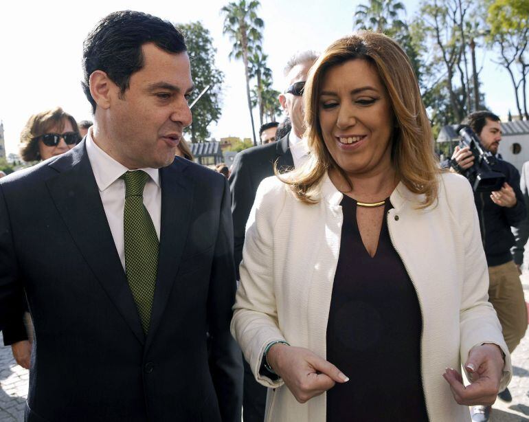 La presidenta de la Junta de Andalucía, Susana Díaz, conversa con el presidente del PP-A, Juanma Moreno.