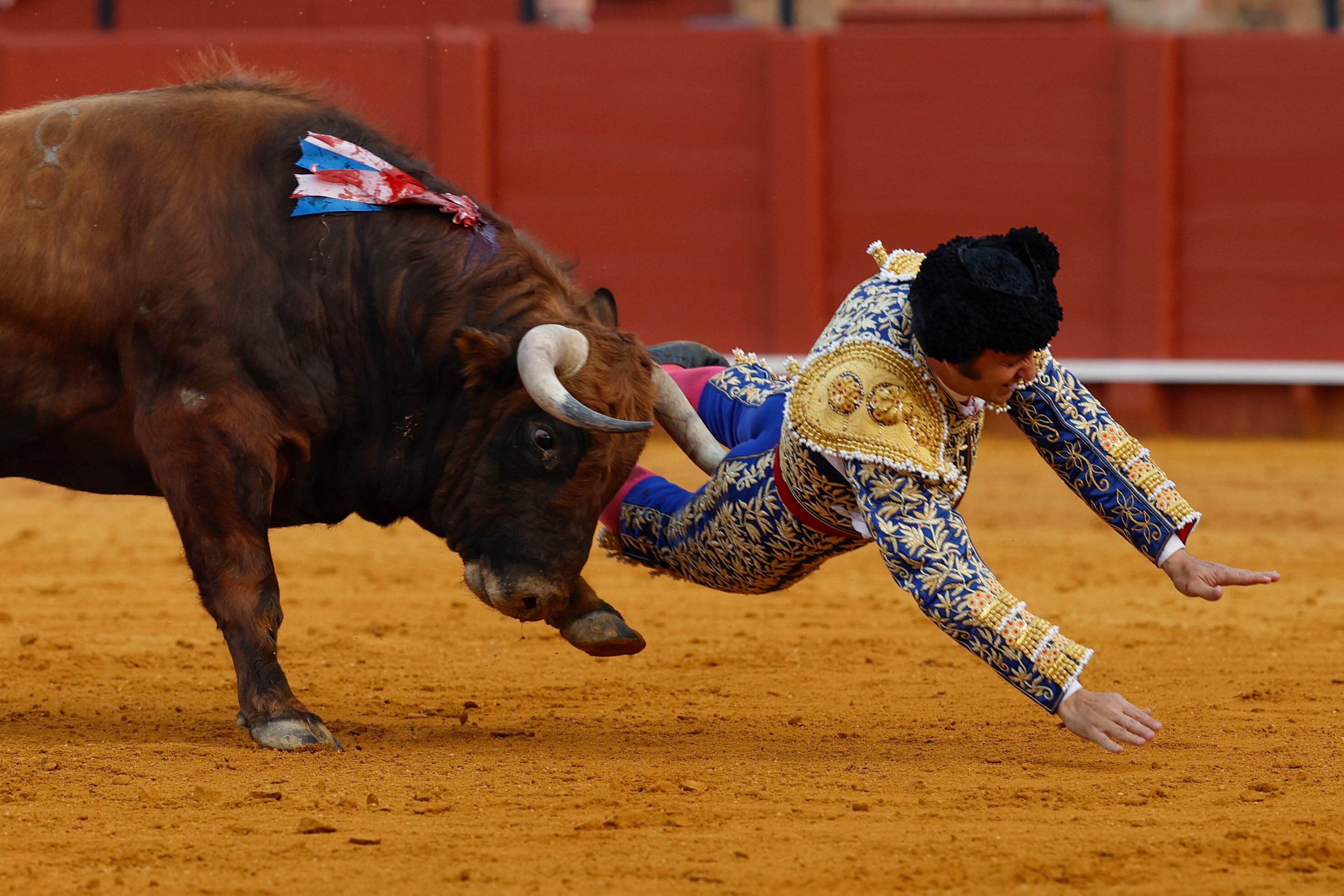 SEVILLA, 20/04/2026.- El diestro Morante de la Puebla sufre una cogida durante la novena corrida de la Feria de Abril de Sevilla con reses de la ganadería de Hermanos García Jiménez, este lunes en la plaza de la Maestranza. EFE/ Julio Muñoz