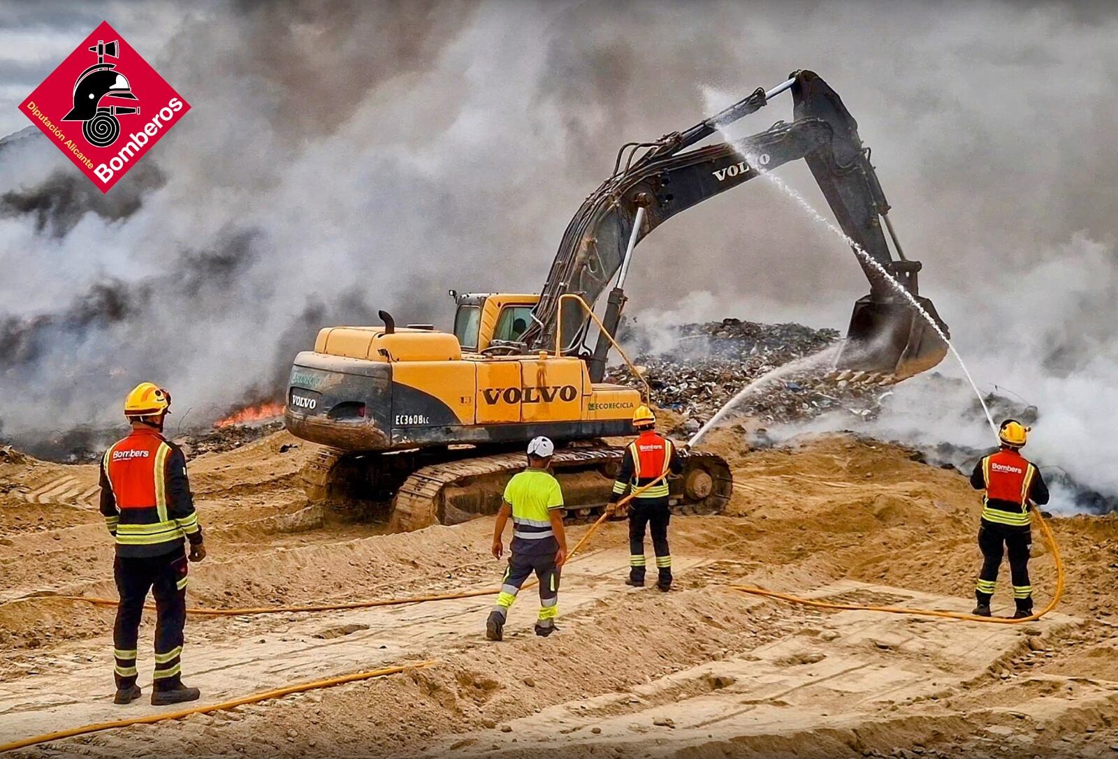 Trabajos de extinción del incendio en el vertedero de Piedra Negra en Xixona