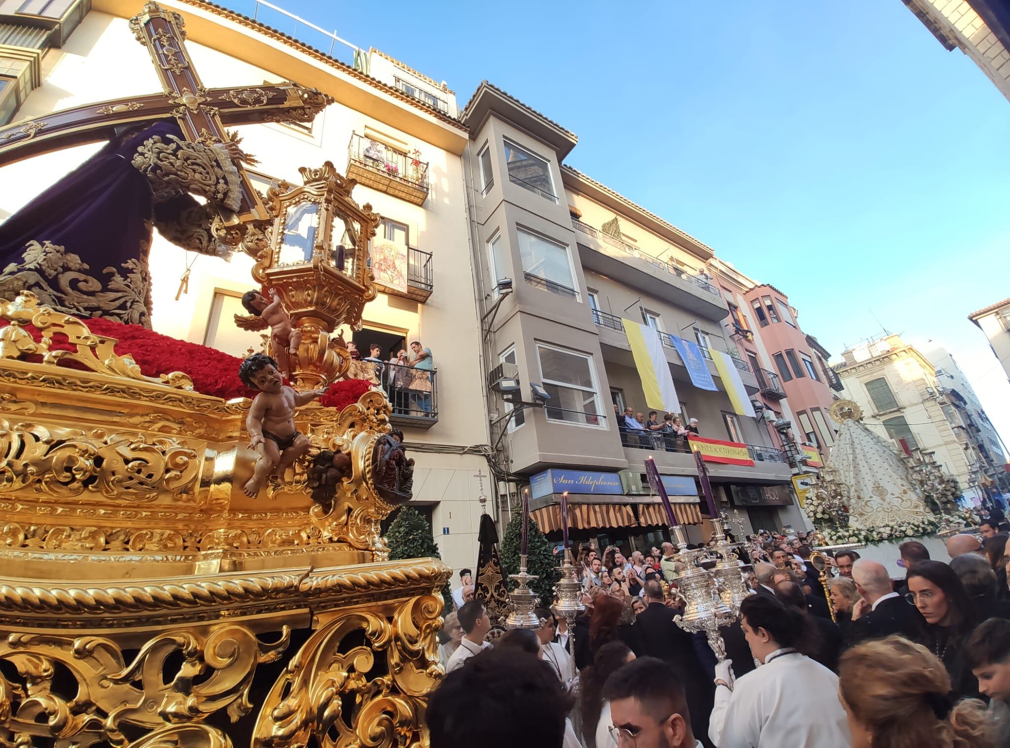 Rosario Magno de Jaén, durante los traslados de ida, con un encuentro entre El Abuelo y la Virgen de la Capilla, patrona de la ciudad.