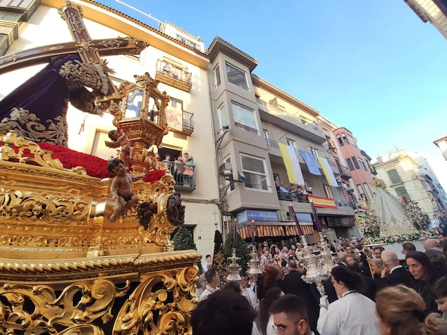 Rosario Magno de Jaén, durante los traslados de ida, con un encuentro entre El Abuelo y la Virgen de la Capilla, patrona de la ciudad.