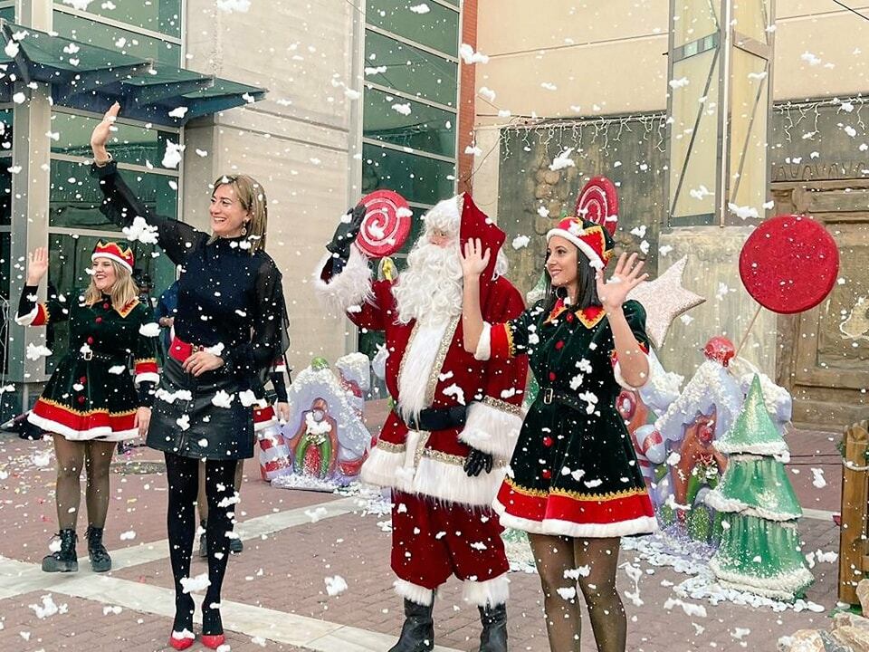 La alcaldesa de Archena, Patricia Fernández, en un acto junto a Papá Noel