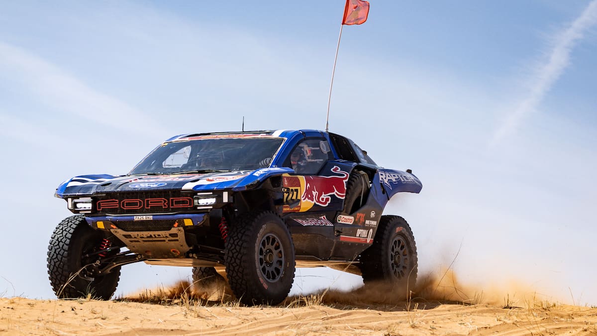 Nani Roma y Carlos Sainz dan el golpe en la general de coches del Dakar y Schareina gana la novena etapa en motos