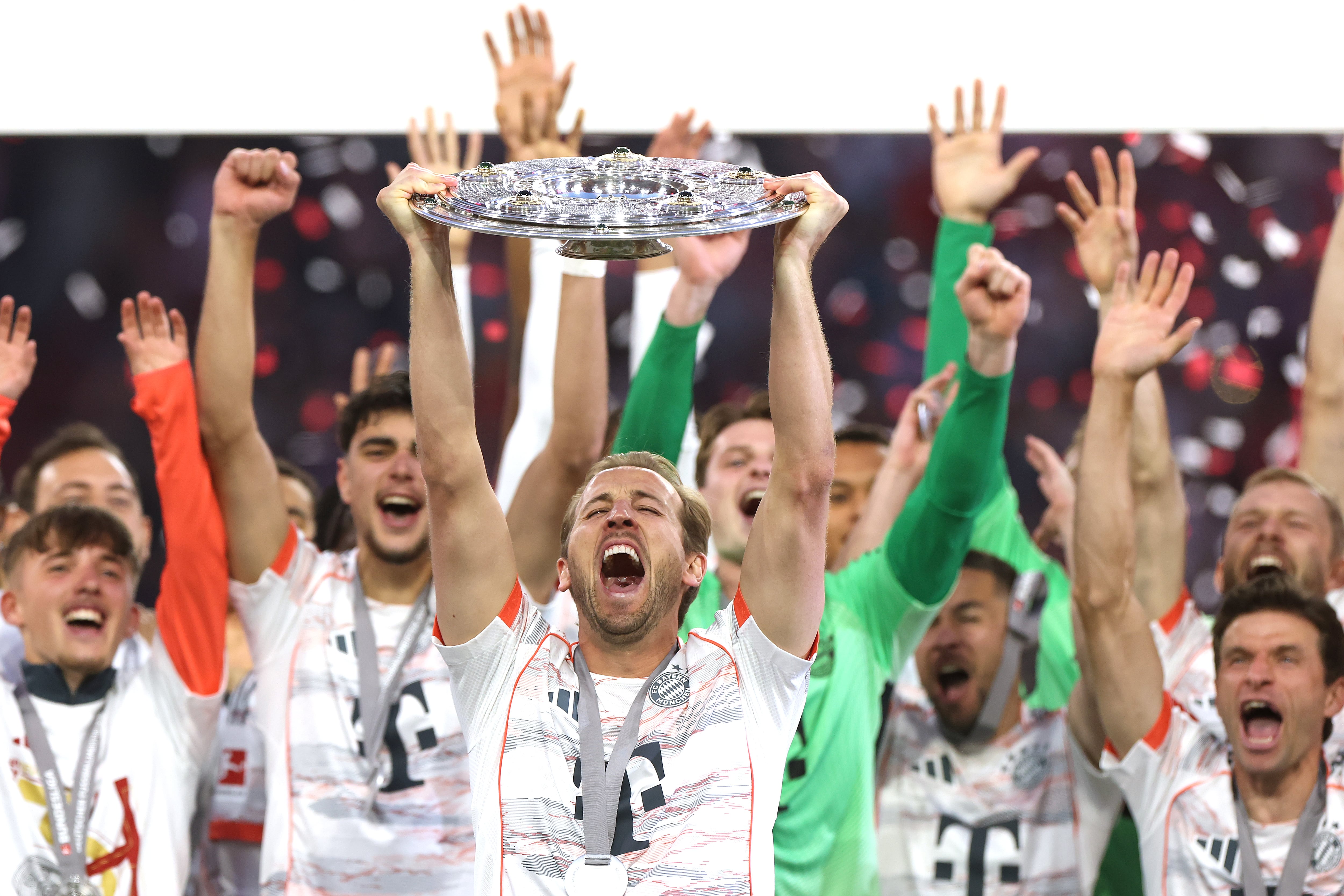 Harry Kane alza el título de campeón de la Bundesliga