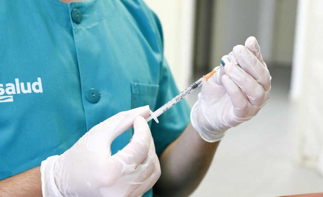 Una sanitaria con una vacuna. (Imagen de archivo)