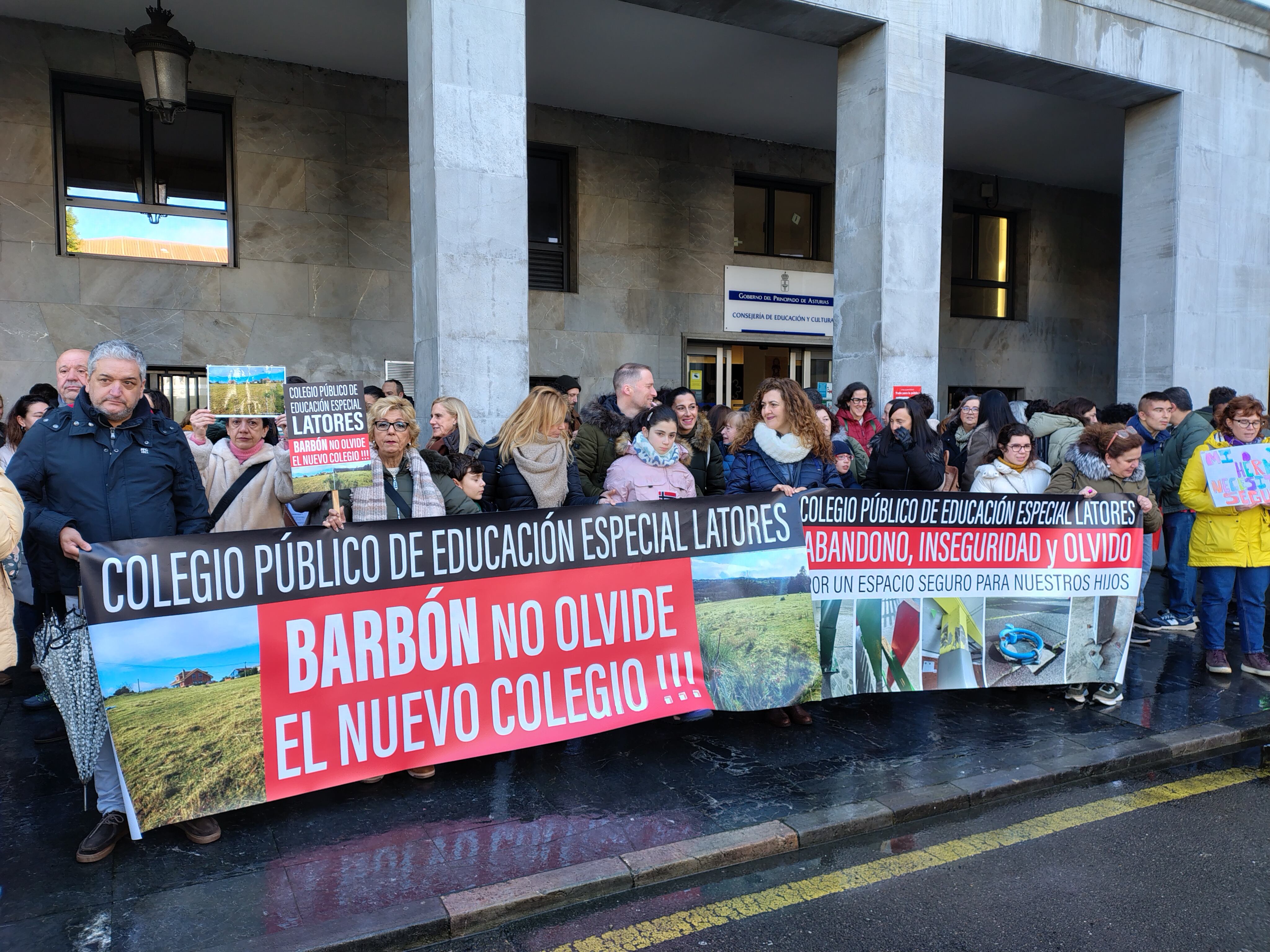 Protesta de la AMPA del Colegio de Educación Especial de Latores en la Consejería de Educación