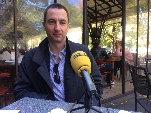 Jacek Sokolowski en un momento de la entrevista en un café de Cracovia.