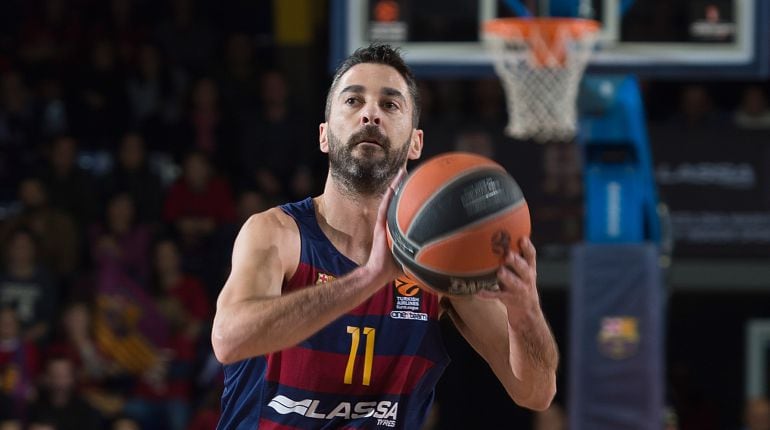 Juan Carlos Navarro a punto de lanzar un triple en un partido de Euroliga