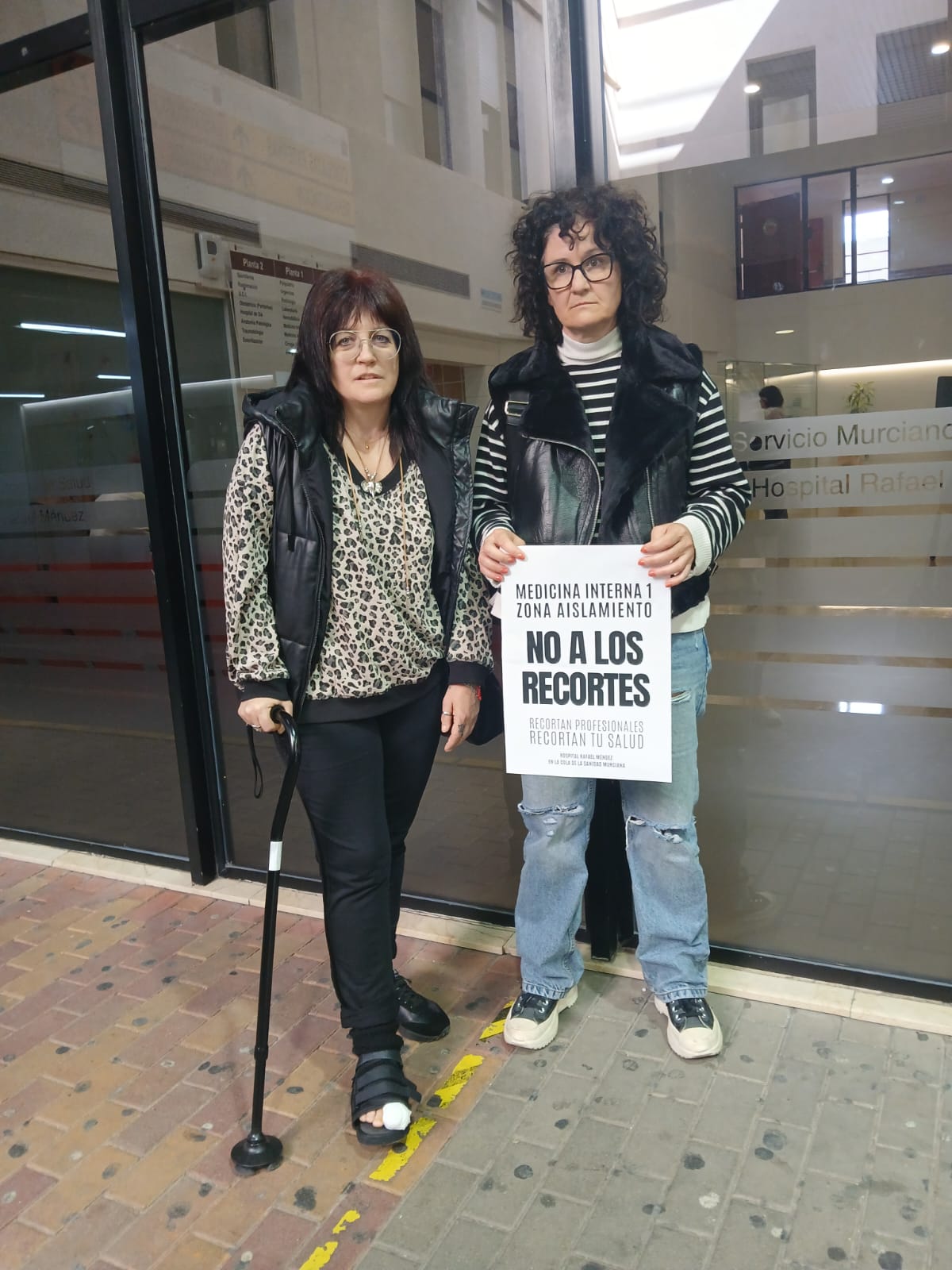 Rosi y su hermana Loli en la puerta principal del Hospital Rafael Méndez de Lorca