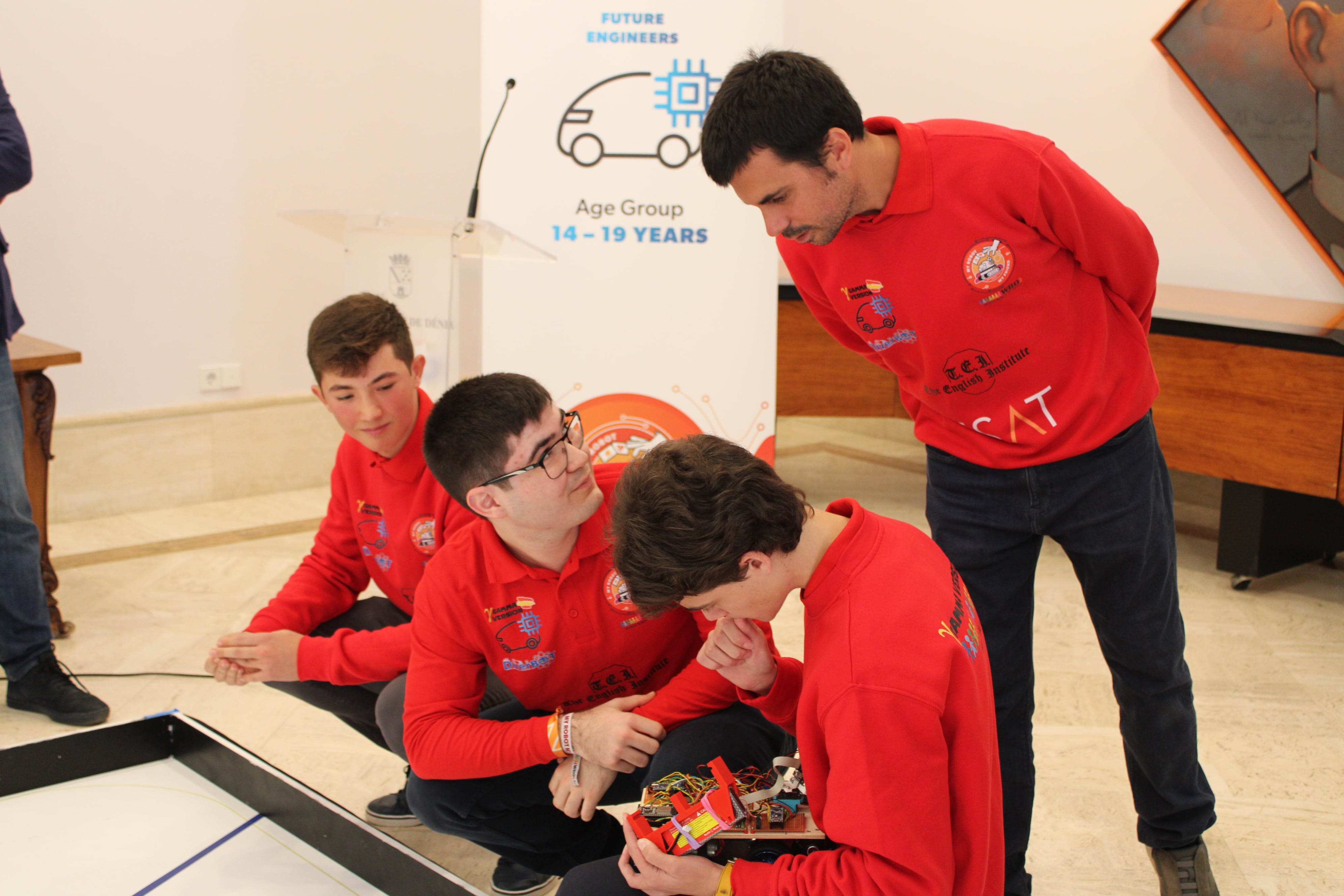 El equipo Gamma Version haciendo una demostración en la recepción en el Ayuntamiento de Dénia.