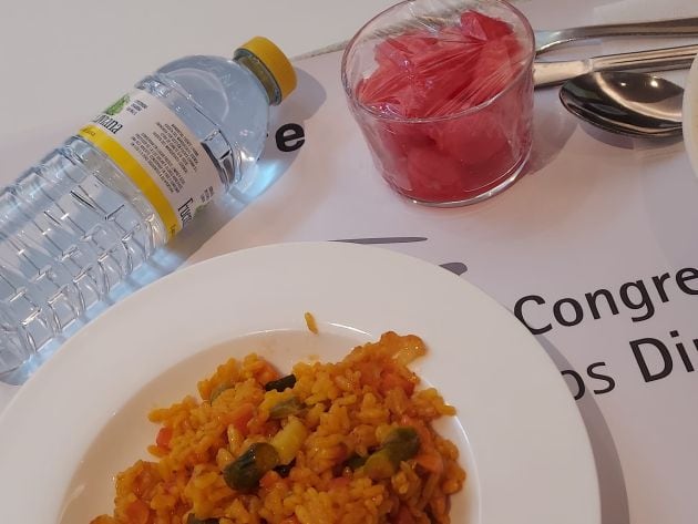 Arroz con verduras, sandía (en noviembre) y agua embotellada.