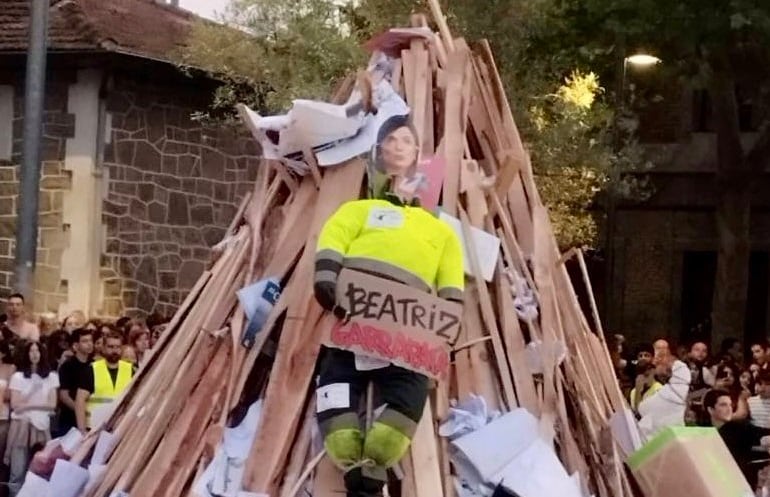 Muñeco de la concejala Artolazabal quemado en la hoguera de Judimendi