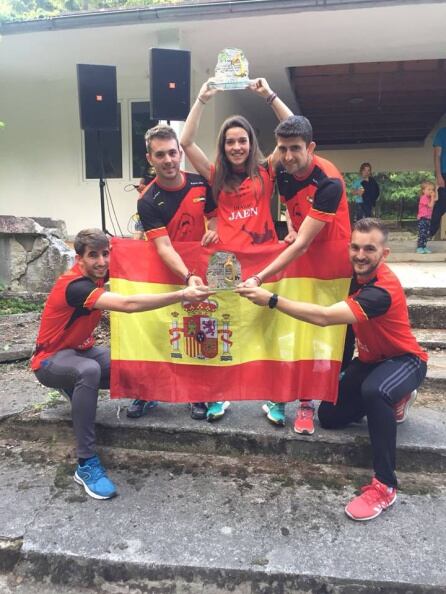 José Ángel, Juanjo, Fátima, Jesús y Cristian, tras recibir los premios de &quot;Mosquetón de Oro&quot; en las categorías femenina y masculina.