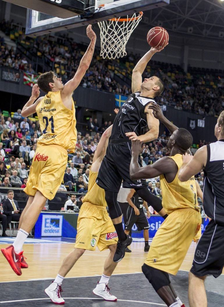 GRA153 BILBAO (Pais Vasco) 18/10/2015.-El jugador del Bilbao Basket Alex Ruoff (d) y Oriiol Paulí (iz.) del Herbalife Gran Canaria,durante el partido de la segunda jornada de la Liga Endesa que ambos equipos han disputado hoy en Bilbao. EFE/IÑAKI ANDRÉS