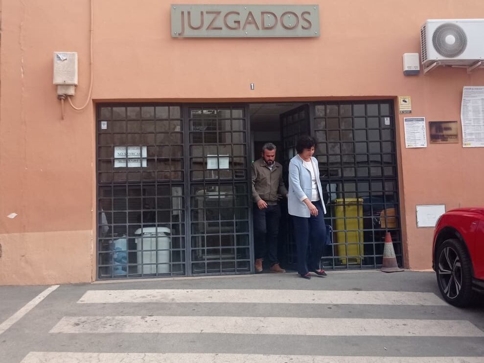 La alcaldesa de Puerto Lumbreras, María Ángeles junto al ex concejal de Ganadería, César Gázquez saliendo de los juzgados de Lorca