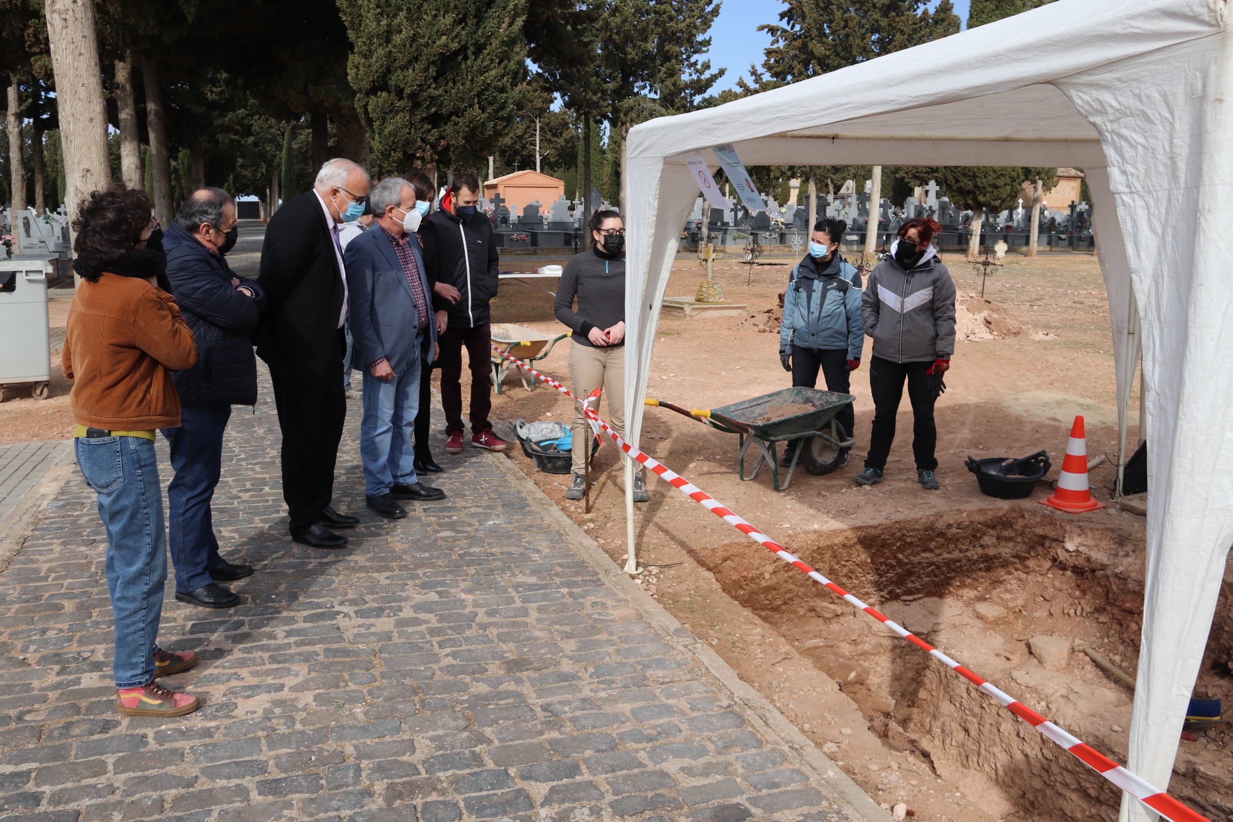 El director general de Coordinación y Planificación de la JCCM, Julio García, visita los trabajos de exhumación en el cementerio de Manzanares (Ciudad Real), junto al alcalde de la localidad, Julián Nieva