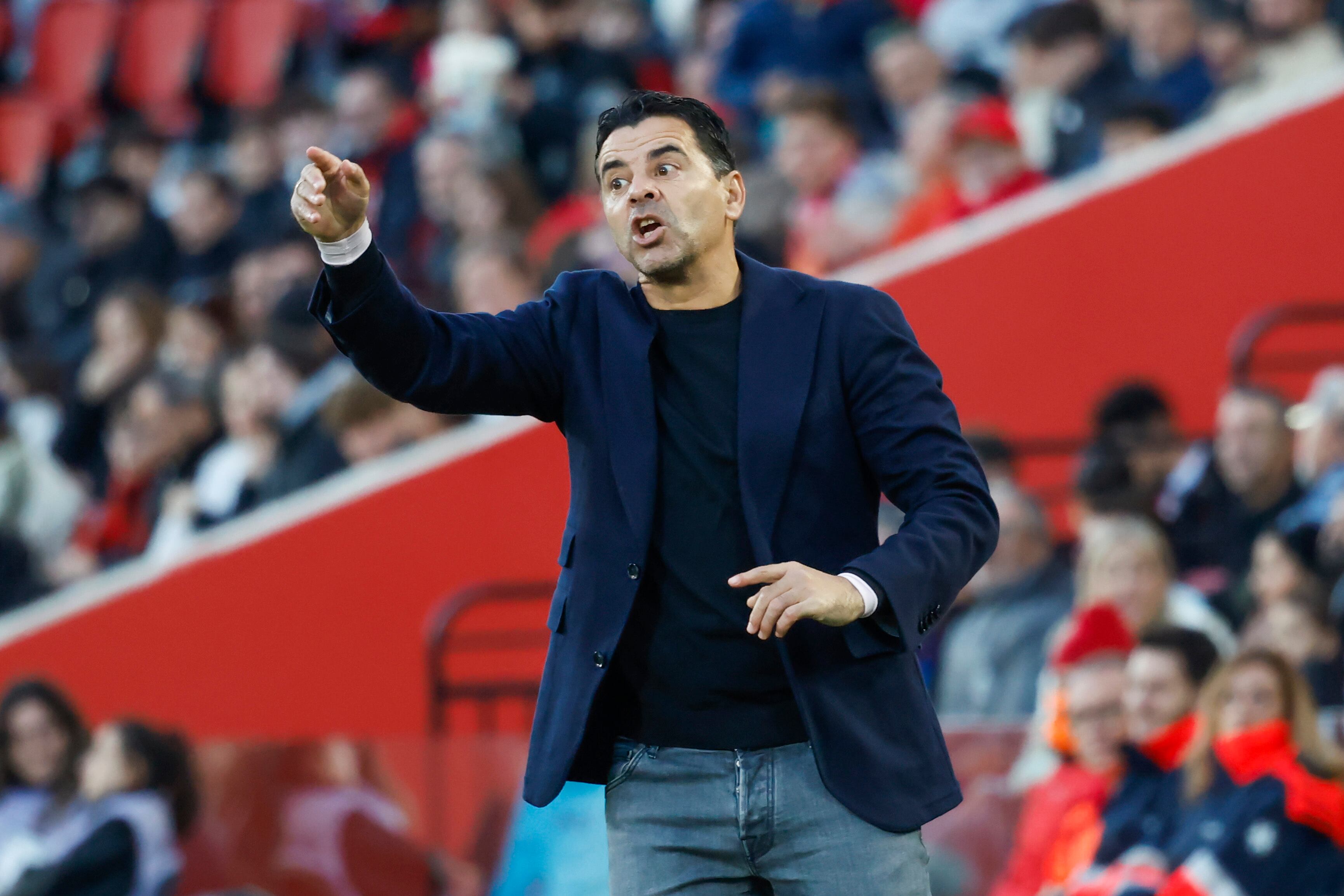 PALMA, 14/12/2024.-El entrenador del Girona Michel Sánchez, durante el partido de LaLiga de la jornada 17 entre el Real Mallorca y El Girona, este sábado en el estadio de Son Moix en Palma .- EFE/ Cati Cladera
