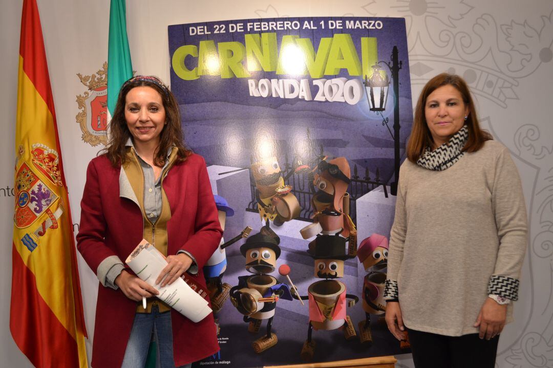 La concejal de Fiestas, Concha Muñoz, y la presidenta de la Asociación del carnaval, Mariló Jiménez, han presentado el calendario de actividades