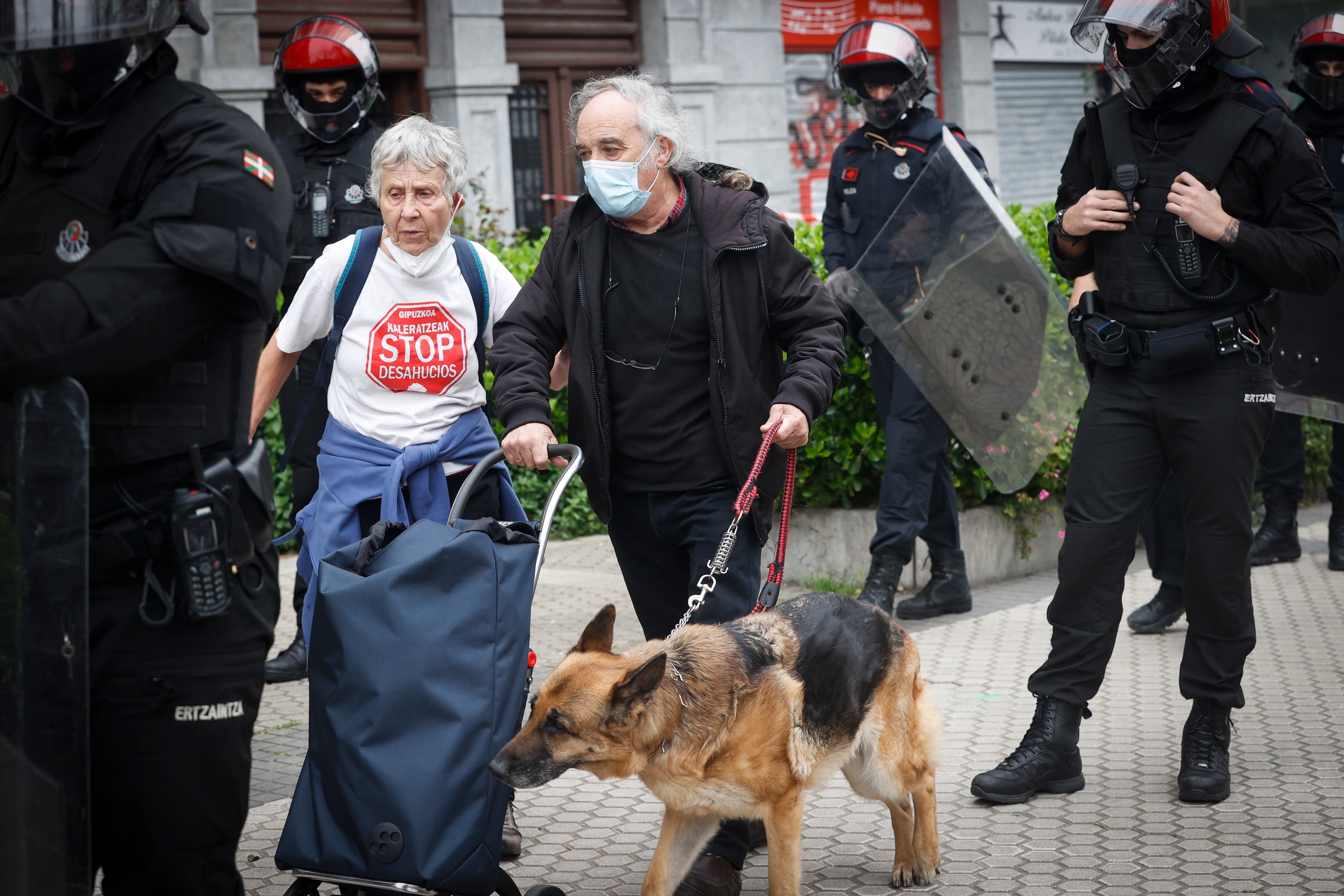 La portavoz de Stop Desahucios, Rosa García, camina junto a Iñaki, el inquilino desahuciado este miércoles de una vivienda en San Sebastián por parte del fondo de inversión Azora