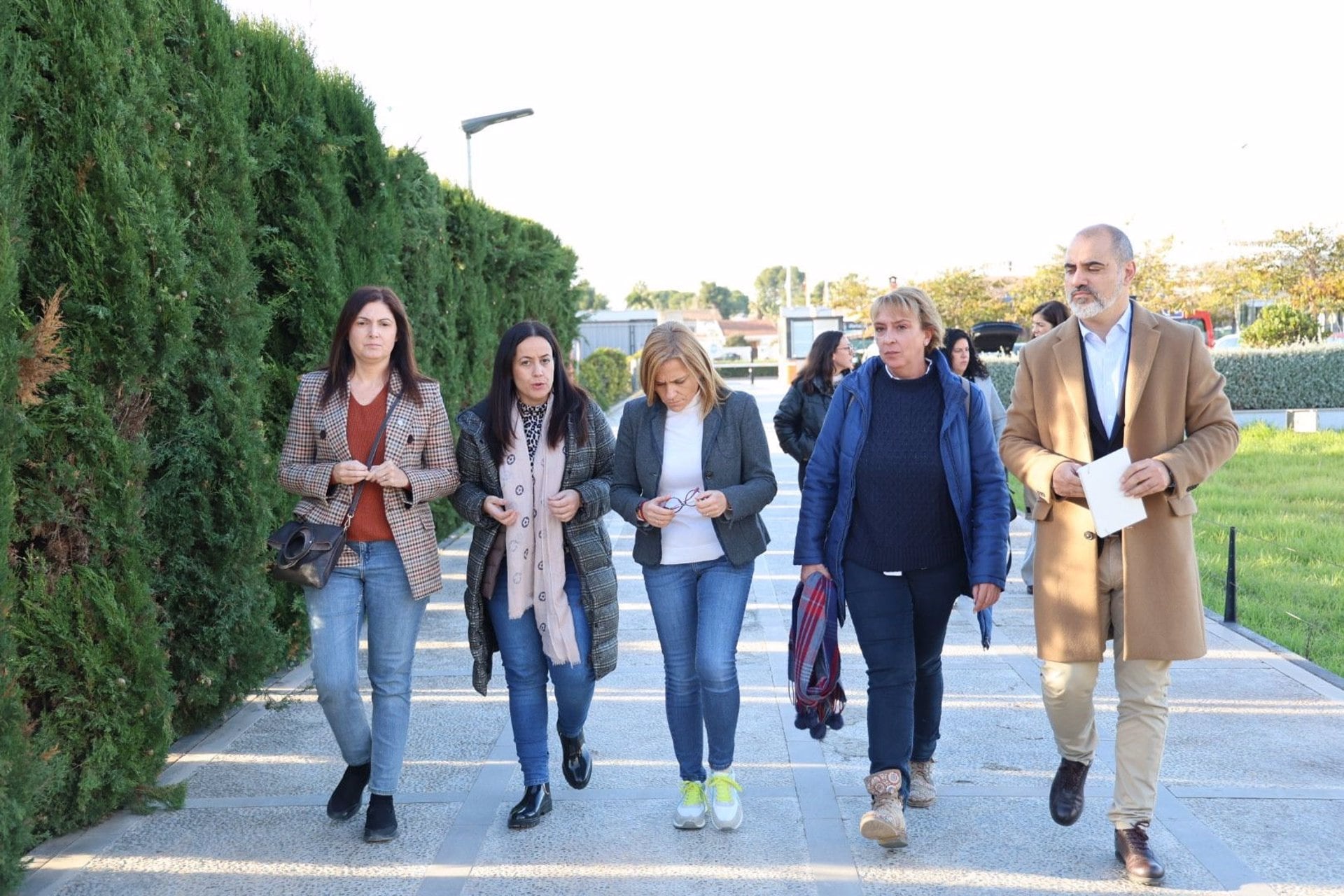 Las alcaldesas Lorena Silvent (Catarroja), Maribel Albalat (Paiporta) y Eva Sanz (Benetússer) antes de entrar al Cecopi, con la delegada del Gobierno en la Comunitat Valenciana, Pilar Bernabé - AYUNTAMIENTO BENETÚSSER