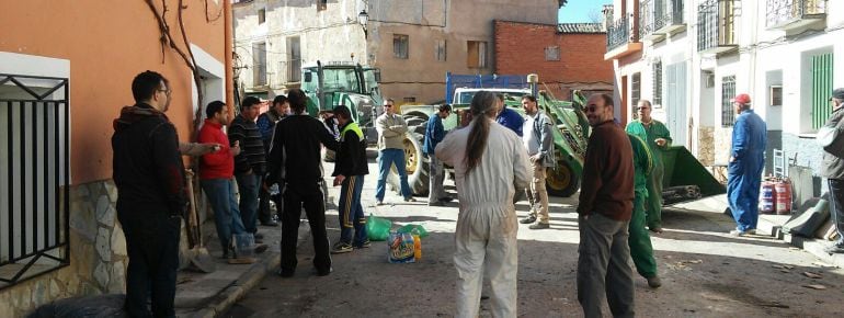 Momento de descanso en las labores solidarias tras el incendio.