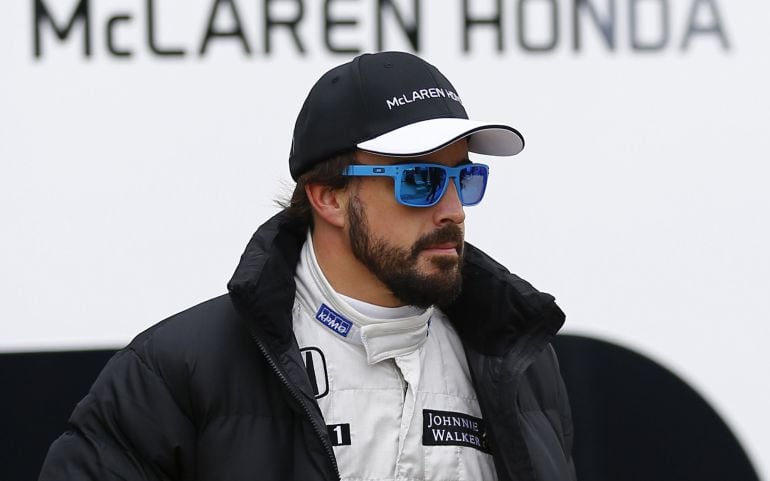 McLaren Formula One racing driver Fernando Alonso of Spain leaves his garage during pre-season testing at the Jerez racetrack in southern Spain February 3, 2015.   REUTERS/Marcelo del Pozo (SPAIN - Tags: SPORT MOTORSPORT F1 HEADSHOT)