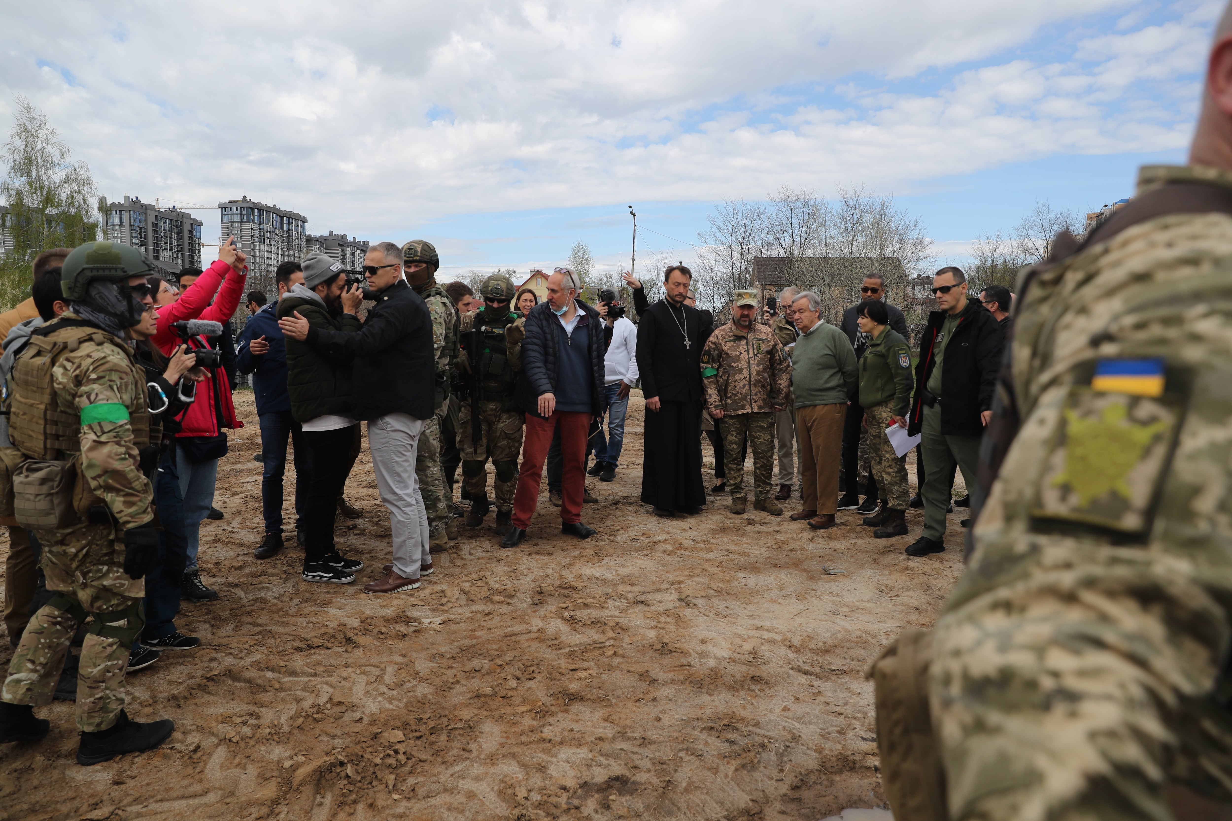 Guterres en su visita a la ciudad de Borodianka.