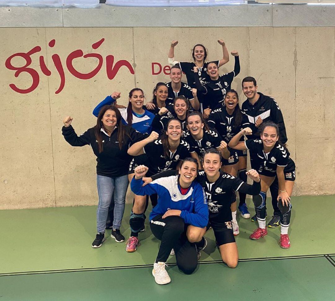 Jugadoras y cuerpo técnico del BM San José Obrero femenino tras ganar en Gijón.