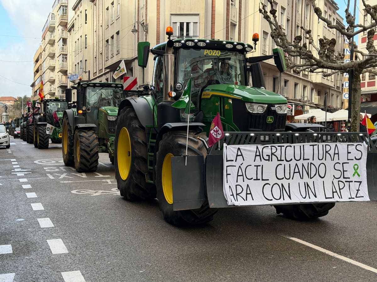 Más de 400 tractores y 3.000 personas llevan al centro de León las reclamaciones del campo leonés
