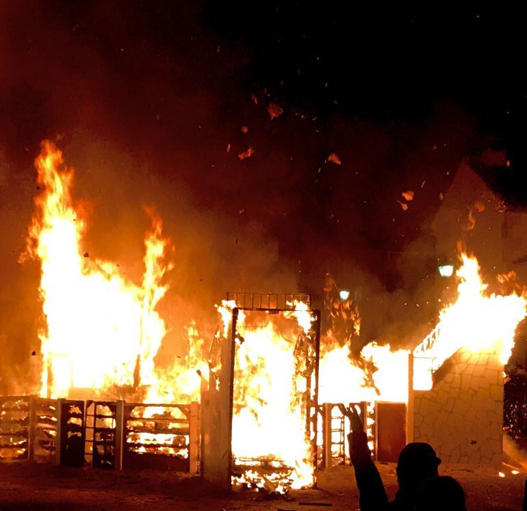 Cremà de la falla de Pamis del año 2017.