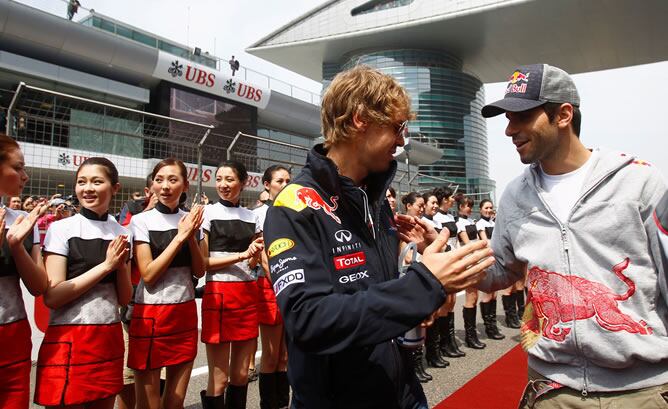 Sebastian Vettel y Jaime Alguersuari se saludan antes de enfundarse los monos