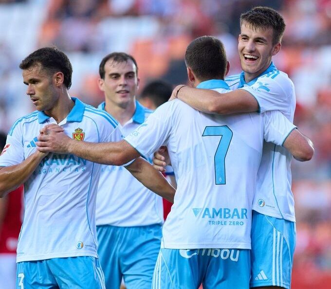 Los futbolistas del Real Zaragoza celebran el gol de Soberón