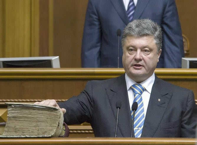 El presidente de Ucrania, Petro Poroshenko, jura su cargo en Kiev.