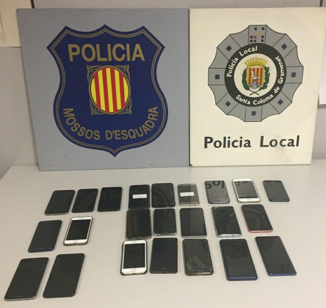 Imatge d'alguns dels 'smartphone' recuperats pels dos cossos policials