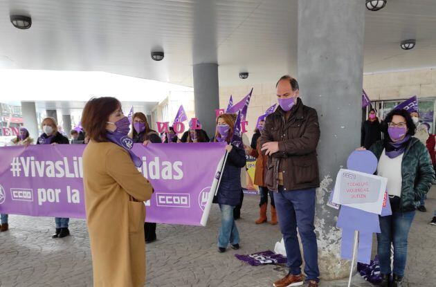 Minuto de silencio que se ha guardado en la concentración, secundado por los líderes de UGT, Alfonso Alvarez y de CCOO, Jose Manuel Muñoz